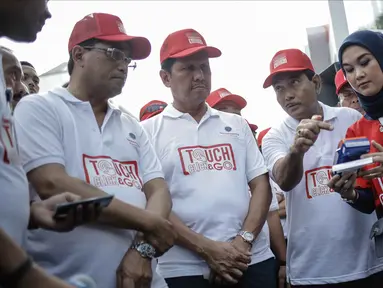 Menteri Perhubungan Budi Karya Sumadi, Menpan-RB Asman Abnur melihat simulasi pembayaran E-Tilang di Jakarta, Minggu (4/3). Layanan tersebut diharapkan dapat memudahkan masyarakat mengurus administrasi tilang. (Liputan6.com/Faizal Fanani)