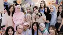 <p>Melly Goeslaw dan Aaliyah Massaid jadi tamu yang hadir di acara ulang tahun Lily. Kedua tampil dengan busana pastel sesuai dress code. [@ melly_goeslaw]</p>