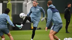 Kiper Newcastle United #18 Loris Karius (tengah) menghadiri sesi latihan menjelang  lanjutan Liga Champions, di fasilitas latihan tim di Newcastle-upon-Tyne, Inggris, Selasa (24/10/2023). (Oli SCARFF / AFP)