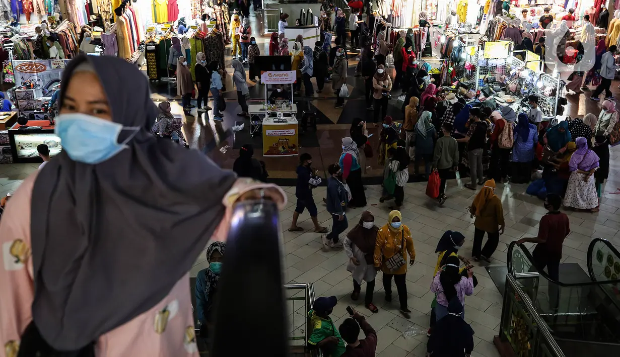 Suasana di Pasar Tanah Abang, Jakarta, Selasa (6/4/2021). Menjelang bulan Ramadan, Pasar Tanah Abang mulai dipadati pengunjung untuk berbelanja busana, namun menurut pedagang jumlah pengunjung bulan Ramadan kali ini tidak seramai sebelum pandemi Covid-19. (Liputan6.com/JohanTallo)