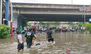 Jasa Gerobak Raup Untung karena Banjir Jalan Kembangan Raya (Dok: Antara)