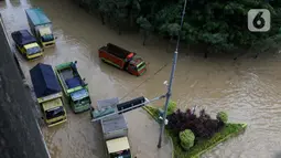 Banjir melanda sejumlah wilayah di Bekasi sepanjang Selasa 4 Maret 2025. (Liputan6.com/Herman Zakharia)