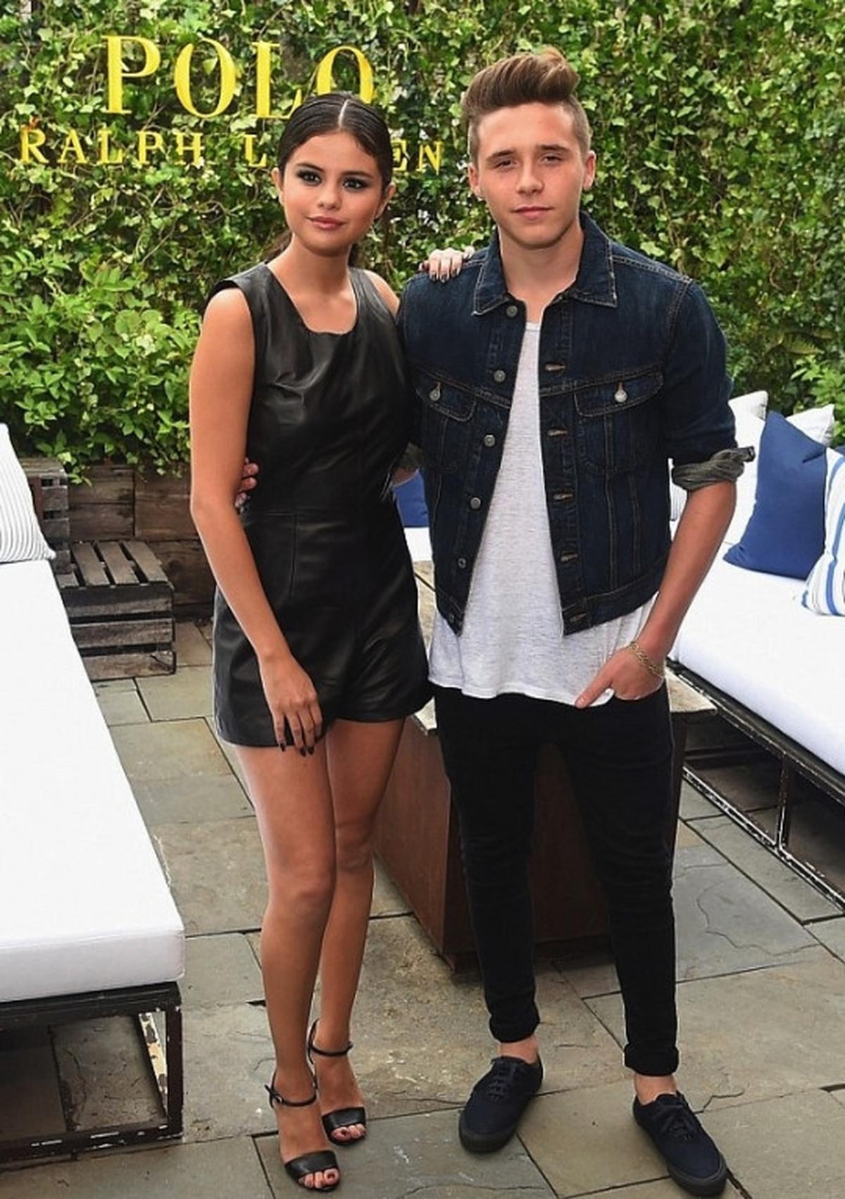 Tampil mesra, Gomez bersandar di bahu putra Beckham