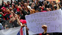 Ada sekitar 200 orang demonstran dari Federasi Serikat Pekerja Metal Indonesia (FSPMI) yang berunjuk rasa di depan Gedung Indofood (Liputan6.com/Miftahul Hayat)