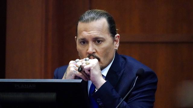 Johnny Depp di persidangan melawan Amber Heard di Virginia, Senin (25/4/2022). (AP Photo/Steve Helber, Pool)