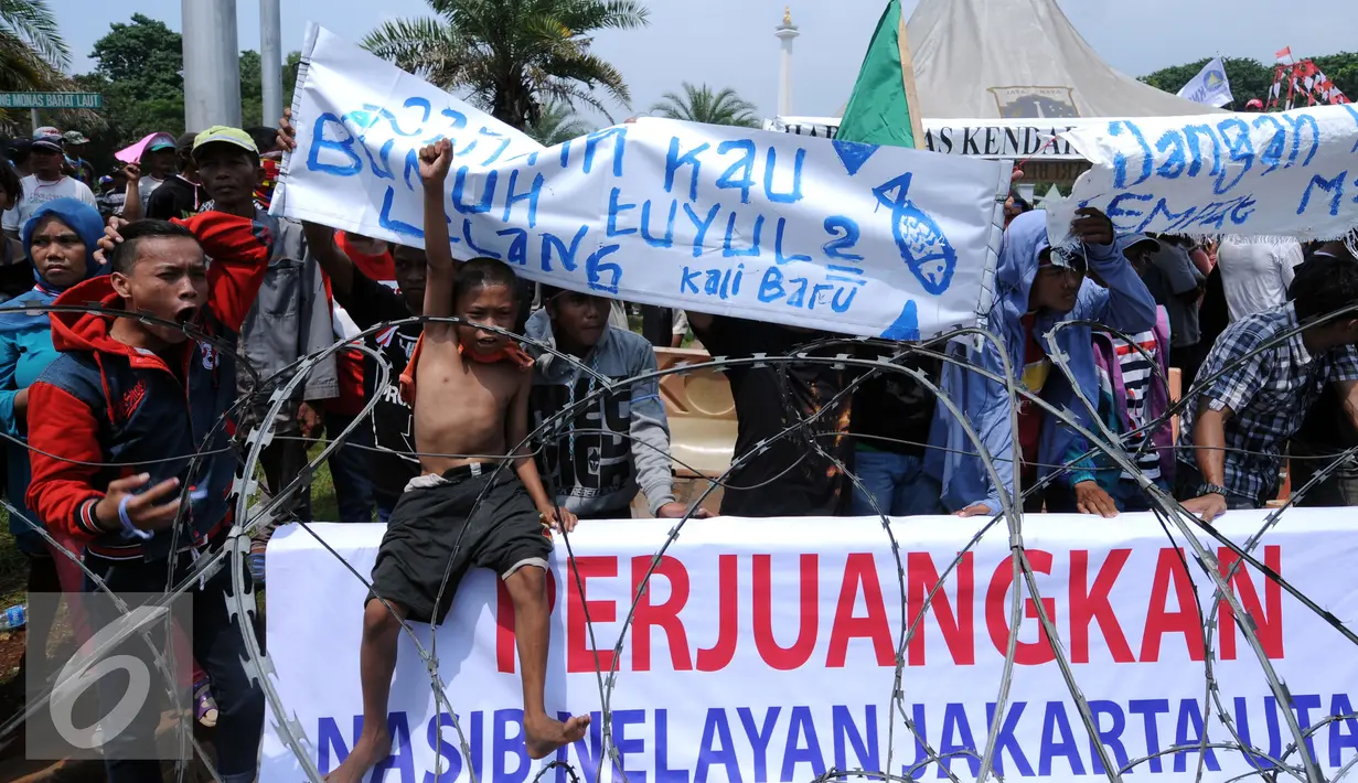Nelayan membentangkan spanduk penolakan saat melakukan aksi unjuk rasa di depan Istana Merdeka Jakarta, Kamis (21/4/2016). Dalam aksinya, mereka menolak reklamasi teluk Jakarta dan menolak penggusuran pemukiman nelayan. (Liputan6.com/Helmi Fithriansyah)