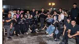 Meski sempat dibikin kesal, mantan aktor yang kini terjun ke politik itu berterima kasih kepada sang istri atas kejutan tak terduga tersebut. Ia senang bisa bertemu anak-anak di hari spesialnya. Dan juga dinner bersama keluarga serta orang-orang terdekatnya di Bandung. (Liputan6.com/IG/@dine.pearl)