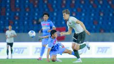 Pemain Timnas Indonesia U-22, Mauro Zijlstra, berusaha melewati pemain Filipina U-22 pada laga Grup C SEA Games 2025 di 700th Anniversary Stadium, Senin (8/12/2025). (Bola.com/Bagaskara Lazuardi)