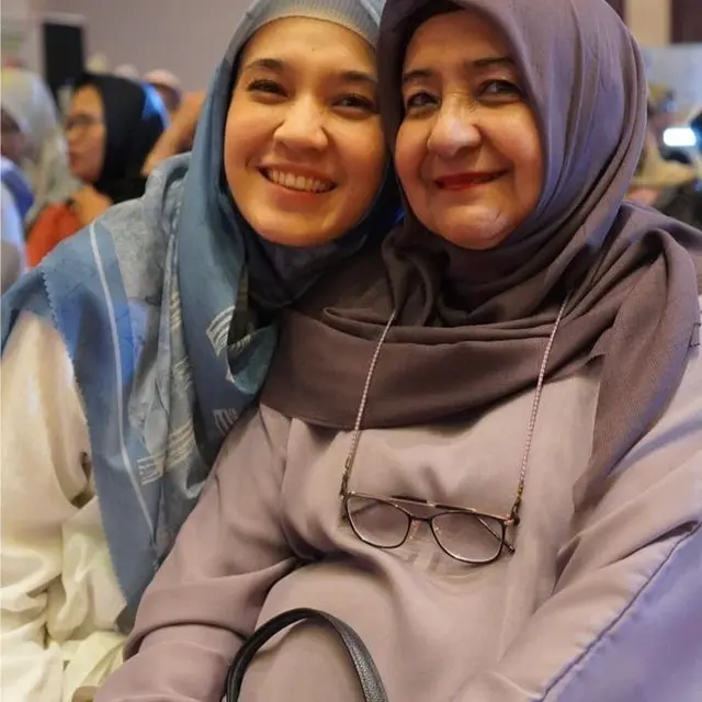 6 Potret Kebersamaan Dhini Aminarti dan Ibunda, Penuh Kehangatan