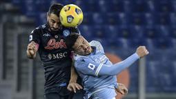 Bek Napoli, Nikola Maksimovic (kiri), memenangi duel udara dengan bek Lazio, Luis Felipe, dalam laga lanjutan Liga Italia Serie A 2020/21 pekan ke-13 di Olimpico Stadium, Roma, Minggu (20/12/2020). Napoli kalah 0-2 dari Lazio. (AFP/Filippo Monteforte)