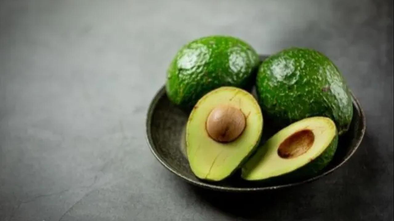 2.&nbsp;Alpukat: Kelembapan dan Vitamin E