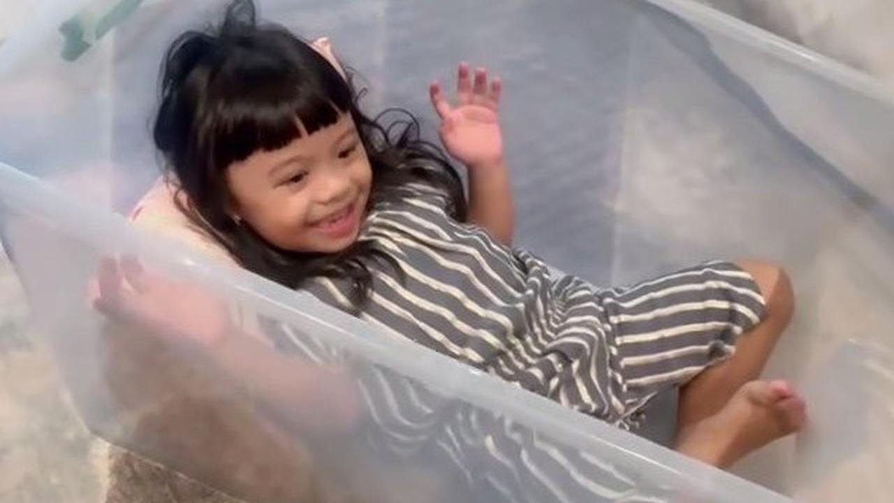 Potret Tingkah Lucu Ameena Anak Aurel Hermansyah & Atta Halilintar, Tiba-tiba Tidur di Box Kontainer Gemas Banget