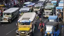 Dalam foto yang diambil pada tanggal 5 April 2024 ini, jeepney melakukan perjalanan di sepanjang jalan di Manila. (Ted ALJIBE / AFP)