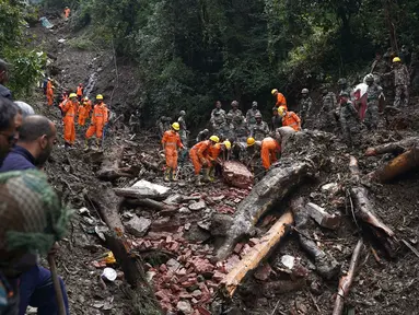 Tim penyelamat mencari korban selamat setelah tanah longsor akibat hujan lebat di Shimla, India, Kamis (17/8/2023). Hujan tanpa henti selama berhari-hari di wilayah Himalaya India telah menewaskan lebih dari 70 orang minggu ini. (AP Photo/Pradeep Kumar)