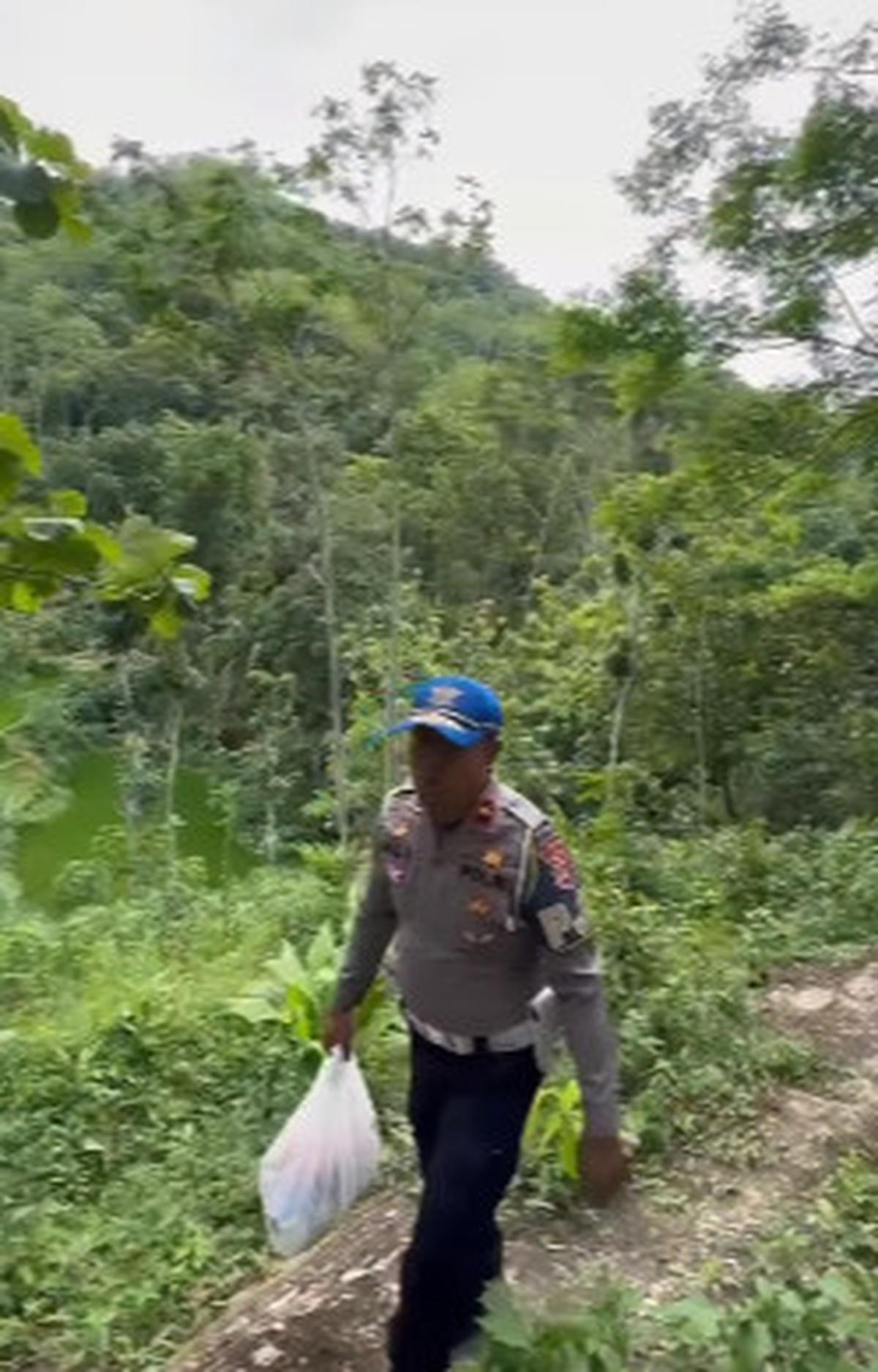 50 Tahun Buta, Pria Tinggal Sendirian di Atas Gunung