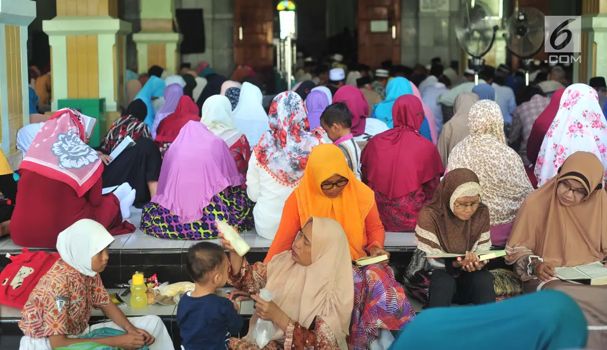 Jemaah wanita bertadarus Alquran hingga ke tangga di Masjid Kauman, Semarang, Jawa Tengah, Rabu (8/5/2019). (Liputan6.com/Gholib)