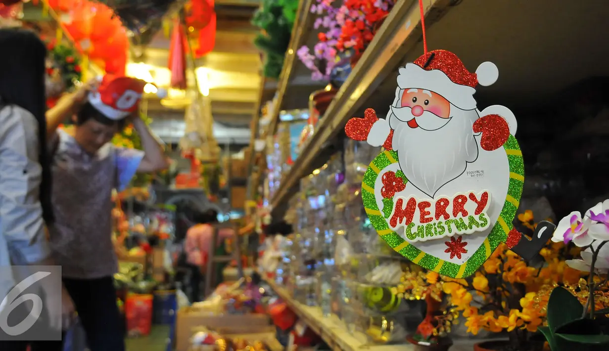 Calon pembeli saat mencoba pernak-pernik Natal di salah satu toko di Jakarta, Kamis (15/12). Jelang perayaan Na¬tal 25 Desember 2016 mendatang, se¬jumlah toko pernak-pernik natal mulai ra¬mai dikunjungi pembeli. (Liputan6.com/Angga Yuniar)