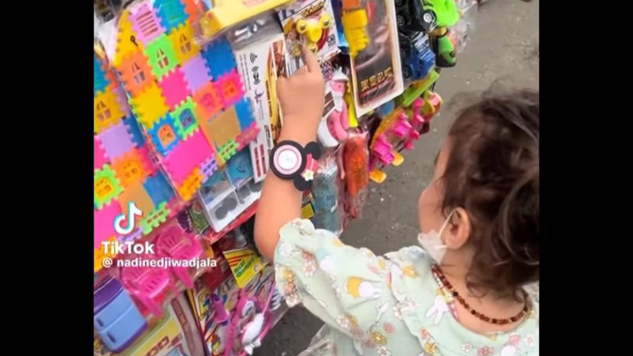 Nadine Chandrawinata Tuai Pujian, 5 Potret Putri Cantiknya Belanja Mainan di Pedagang Keliling