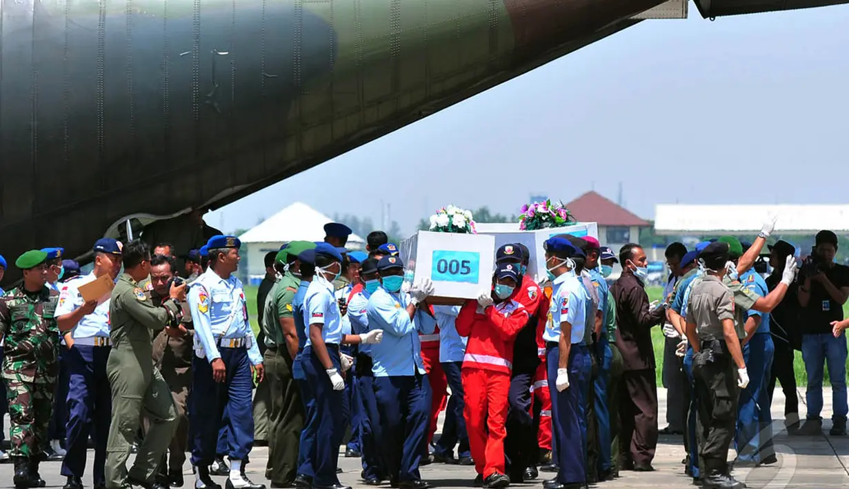Empat jenazah korban pesawat AirAsia QZ8501 tiba di Lanud TNI AL Juanda, Surabaya, Jatim, Kamis (1/1/2015). (Liputan6.com/Johan Tallo)