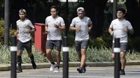 Pelatih Timnas Indonesia, Bima Sakti, bersama staf pelatihnya jogging menuju penginapan usai latihan di Stadion Madya Senayan, Jakarta, Rabu (21/11). Kebiasaan ini sering dilakukan sejak era Luis Milla. (Bola.com/M. Iqbal Ichsan)