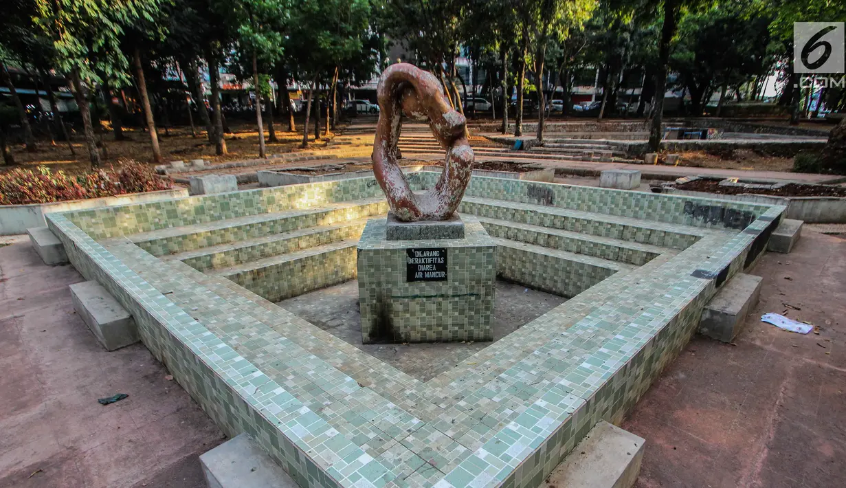 Suasana Taman Puring, Jakarta, Jumat (28/9). Pemprov DKI Jakarta akan melakukan revitalisasi Taman Puring yang mulai tak terawat pada tahun ini. (Liputan6.com/Faizal Fanani)