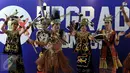 Penari daerah membuka acara peluncuran progam OLX Upgrade Indonesia, Jakarta, Jumat, (14/8/2015). Program ini mengajak masyarakat memperbaiki kualitas hidup dengan memperbarui telepon genggam yang dapat mengakses internet. (Liputan6.com/Johan Tallo)