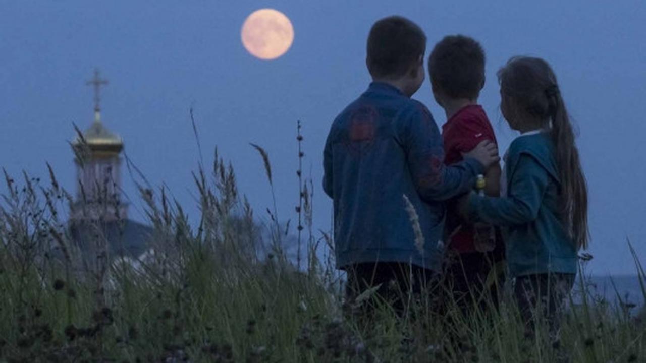 Menyaksikan keindahan fenomena Supermoon 'berdarah'