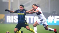 Gelandang Genoa, Diego Laxalt (kanan) menempel pergerakan bomber Inter Milan, Eder, pada laga lanjutan Serie A 2016-2017, di Stadion Giuseppe Meazza, Milan (11/12/2016). Diego Laxalt mendapat atensi dari Chelsesa.  (EPA/Matteo Bazzi)