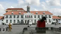 Salah satu manusia patung berdiri menghadap Gedung Fatahillah yang berada di kawasan Kota Tua, Jakarta, Jumat (4/3). Pemprov DKI segera melakukan revitalisasi kawasan Kota Tua dan membutuhkan dana anggaran sebesar Rp 200 miliar (Liputan6.com/Yoppy Renato)