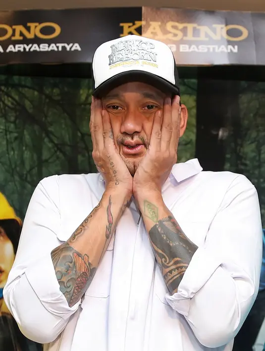 Tidak hanya tato yang menjadi lambang kasih sayang Tora untuk keluarga. Namun dengan adanya kasus narkoba yang menjeratnya kemarin, Tora akan semakin menjaga buah hatinya di kemudian hari. (Bambang E.Ros/Bintang.com)