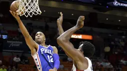 Philadelphia 76ers guard Gerald Henderson #12 melakukan layup saat dibayangi pemain Miami Heat pada laga NBA preseason basketball game di Miami, Sabtu (22/10/2016) WIB. (AP/Alan Diaz)