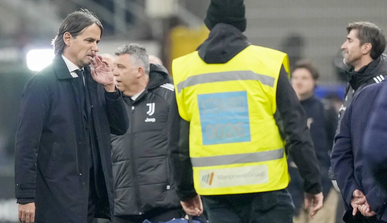 Pelatih Inter Milan, Simone Inzaghi, tampak lesu meninggalkan lapangan setelah dikalahkan Juventus pada lanjutan pekan ke-27 Liga Italia di Stadion Guiseppe Meazza, Senin (20/3/2023). Kekalahan Inter Milan membuat mereka melorot ke urutan tiga dengan nilai 50. Adapun Juventus berhasil merangsek ke posisi tujuh dengan 41 poin. (AP Photo/Antonio Calanni)