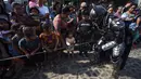 Anggota Saturno Club mengenakan kostum Batman menyapa anak-anak selama parade Dance of Costumes tahunan di sepanjang jalan kota Sumpango, Guatemala, Senin (30/12/2019). Parade kostum yang menampilkan karakter televisi dan film ini untuk memeriahkan malam pergantian tahun. (ORLANDO ESTRADA/AFP)
