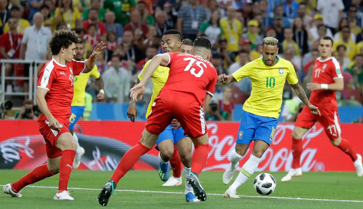 Penyerang Brasil, Neymar Jr menggiring bola saat bertanding melawan Serbia pada grup E Piala Dunia 2018 di Stadion Spartak di Moskow, Rusia (27/6). Brasil menang 2-0 atas Serbia dan melaju ke babak 16 besar dengan poin 7. (AP Photo/Matthias Schrader)