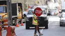 Seorang pekerja konstruksi bekerja di sebuah lokasi pembangunan di Manhattan, New York, Amerika Serikat, Senin (8/6/2020). Usai menjalani karantina wilayah (lockdown) selama hampir tiga bulan, New York City memasuki fase pertama pembukaan kembali pada 8 Juni 2020. (Xinhua/Wang Ying)
