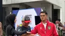Namun, yang menarik perhatian adalah sikap Inara yang tampak santai. Ia tertawa dan kemudian meletakkan tangannya di atas tangan Ricky, hingga keduanya terlihat bersentuhan. Aksi tersebut memancing komentar dari warganet yang menilai Inara kurang peka akan batasan. Mereka menyentil sikapnya, mengingat Ricky sudah beristri dan mungkin berusaha menghindari sentuhan yang tak perlu. (Liputan6.com/IG/@mommy_starla)