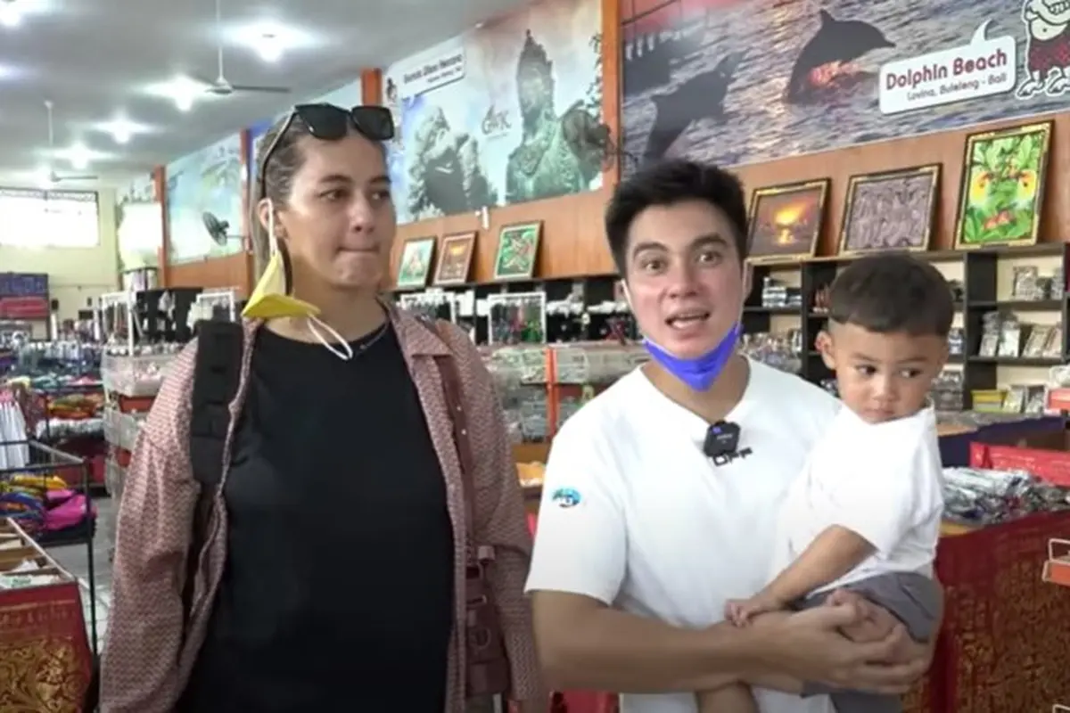Baim Wong dan Paula Verhoeven menghadiahi Kiano saham pusat oleh-oleh di Bali, The Keranjang (YouTube/ BaimPaula)