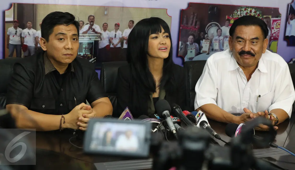 Pedangdut Julia Perez didampingi pengacara dan ayah angkatnya menggelar jumpa pers di kawasan Cawang, Jakarta Timur, Selasa (1/11). Di hadapan media,  Jupe memohon permintaan maaf sedalam-dalamnya kepada Nikita Mirzani. (Liputan6.com/Herman Zakharia)