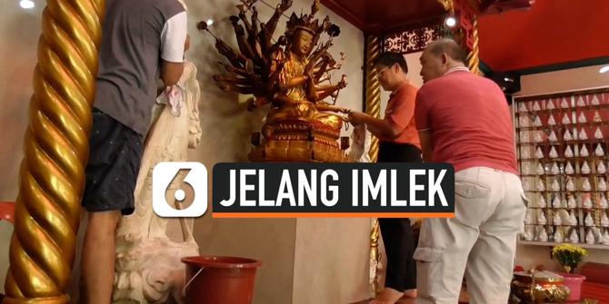VIDEO: Jelang Imlek, Warga Bersihkan Altar dan Rupang