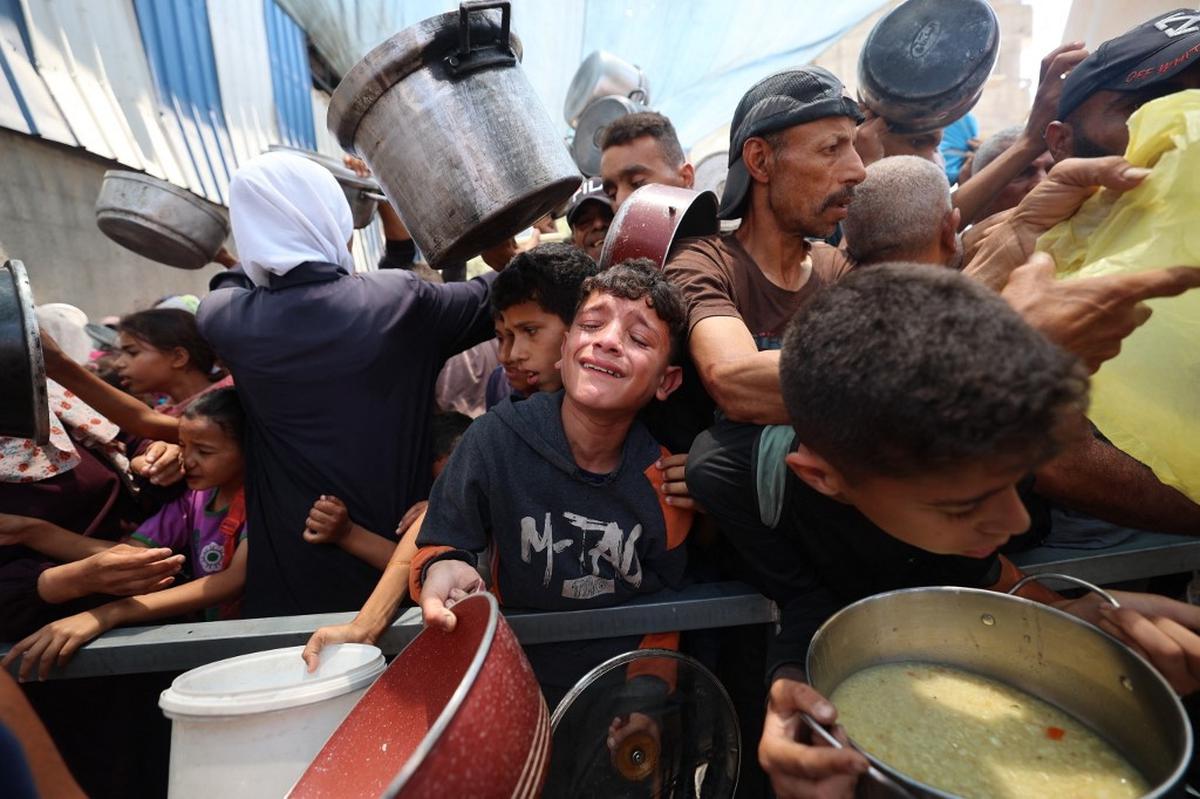 Jeritan Anak-Anak Kelaparan di Jalur Gaza saat Berebut Makanan