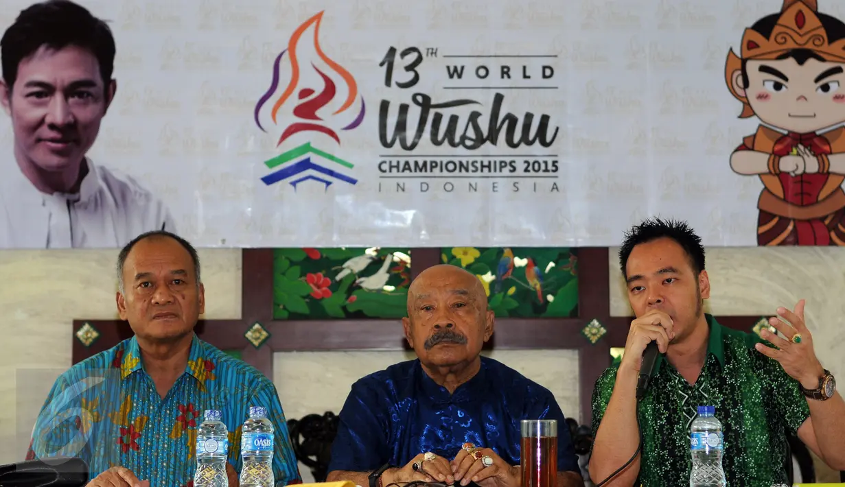 Sekjen PB WI, Iwan Kwok (kanan) memberikan keterangan terkait pelaksanaan Kejuaraan Dunia Wushu ke-XIII di Jakarta, Kamis (5/11/2015). Panitia pelaksana berharap ajang ini meraih sukses penyelenggaraan maupun prestasi. (Liputan6.com/Helmi Fithriansyah)