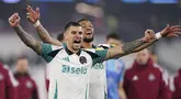 Pemain Newcastle, Bruno Guimaraes merayakan kemenangan timnya atas West Ham dalam laga lanjutan Liga Inggris 2024/2025 di London Stadium, London, Inggris, Selasa (11/03/2025) dini hari WIB. (AP Photo/PA/Zac Goodwin)