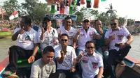 Relawan Bara JP meramaikan pesta laut di Cirebon.