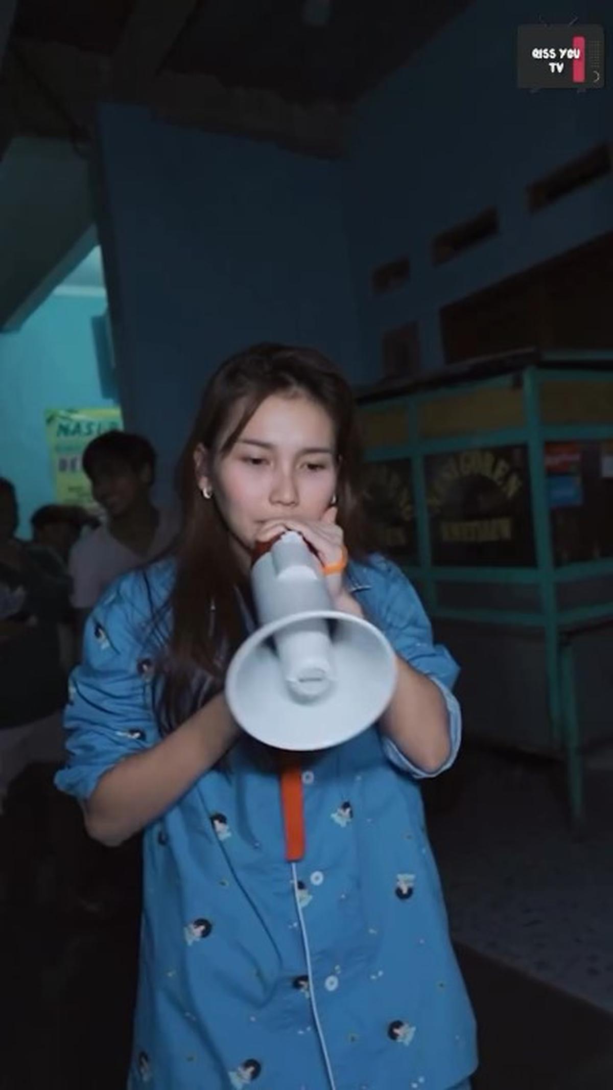 Masih Pakai Piyama, Ini 7 Potret Ayu Ting Ting Bangunkan Sahur Bareng Bocah Kampung - Totalitas Pakai Toa