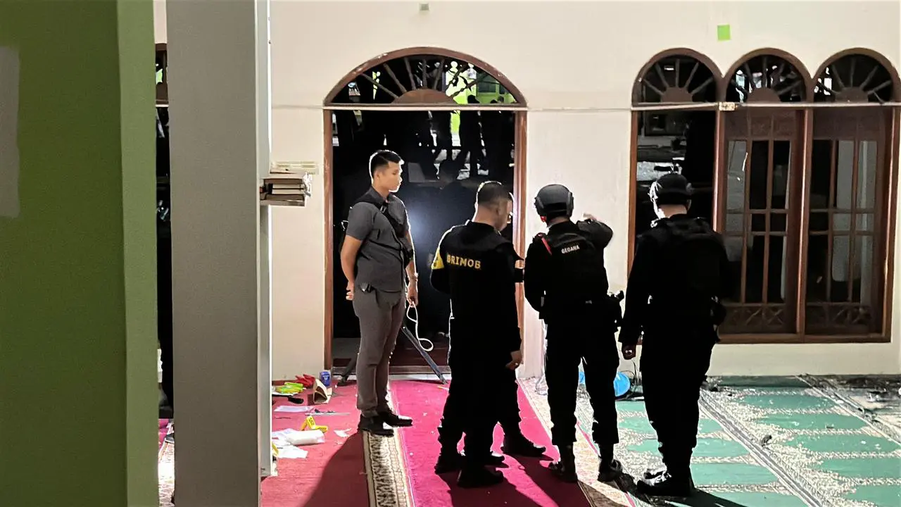 Kondisi Masjid di dalam SMAN 72 Jakarta, Kelapa Gading, Jakarta Utara pasca adanya ledakan.