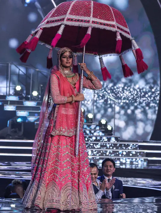 Miss India Harnaaz Sandhu tampil pada presentasi kostum nasional kontes kecantikan Miss Universe ke-70 di Eilat, Israel, 10 Desember 2021. Para kontestan dari berbagai negara dengan apik mengeksekusi kostum nasionalnya dan berlomba-lomba menjadi yang terbaik. (Menahem KAHANA/AFP)