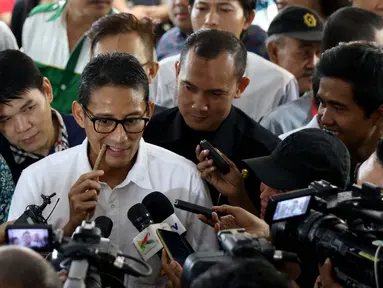Cawagub DKI Jakarta, Sandiaga Uno menjajal siwak yang dibelinya dari salah satu pedagang ITC Mangga Dua, Jakarta Utara, Kamis (3/11). Di sana, Sandiaga berkeliling untuk menyapa dan berdialog dengan pedagang serta pengunjung. (Liputan6.com/Gempur M Surya)