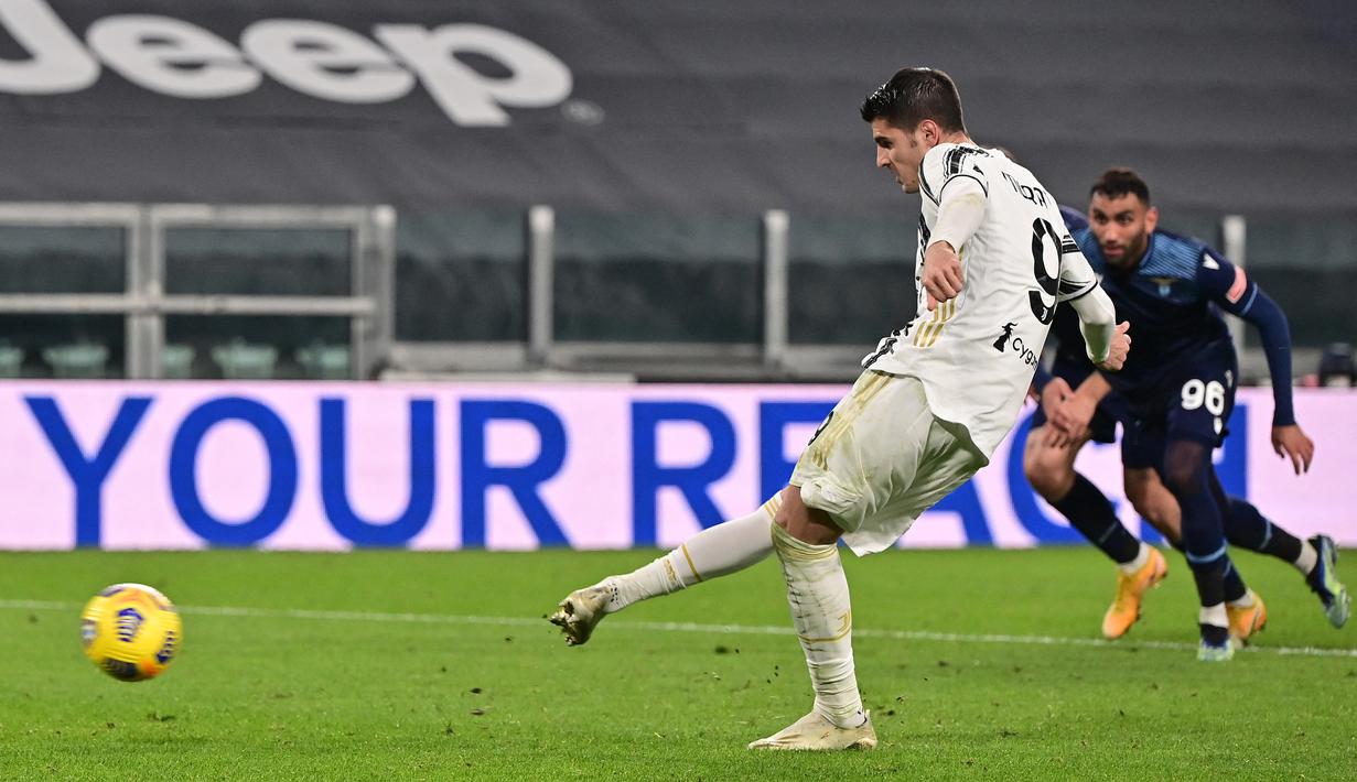 Striker Juventus, Alvaro Morata melakukan eksekusi penalti yang berbuah gol ketiga timnya ke gawang Lazio dalam laga lanjutan Liga Italia 2020/21 di Allianz Stadium, Turin, Sabtu (6/3/2021). Juventus menang 3-1 atas Lazio. (AFP/Miguel Medina)