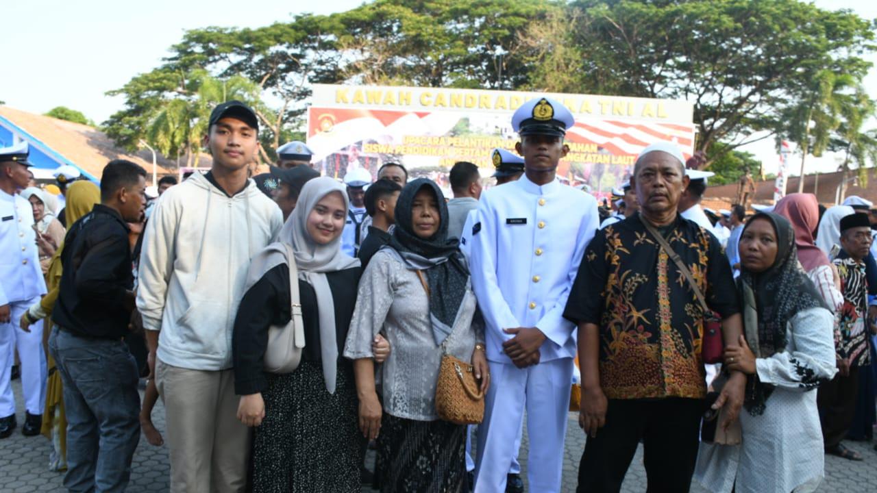 Kld POM Krisna Setya Budi, ulusan terbaik siswa Dikmata TNI AL 44/1