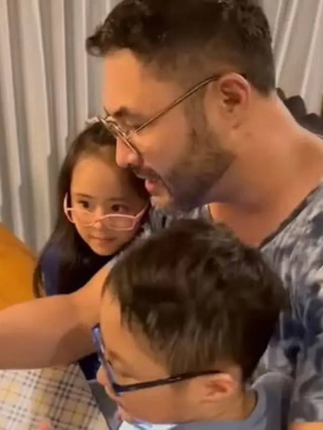 Surya Saputra dapatkan surprise ultah dari Cynthia Lamusu dan anaknya (Instagramsuryasaputra507)